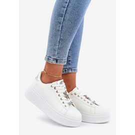 Zapatillas de zapatillas de cuero ecológicas con alfileres blancos y plateados 1