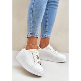 Zapatillas de deporte de cuero ecológica con alfileres blancos y dorados 2