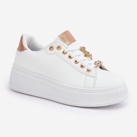 Zapatillas de deporte de cuero ecológica con alfileres blancos y dorados 4