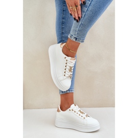 Zapatillas de deporte de cuero ecológica con alfileres blancos y dorados 3