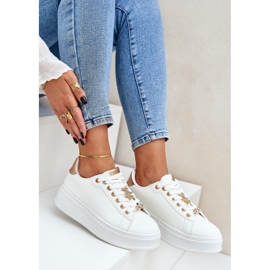 Zapatillas de deporte de cuero ecológica con alfileres blancos y dorados 5