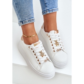 Zapatillas de deporte de cuero ecológica con alfileres blancos y dorados 7