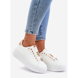 Zapatillas de deporte de cuero ecológica con alfileres blancos y dorados 1