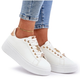 Zapatillas de deporte de cuero ecológica con alfileres blancos y dorados 9