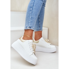 Zapatillas para mujeres en la plataforma con decoraciones blancas y doradas blanco 3