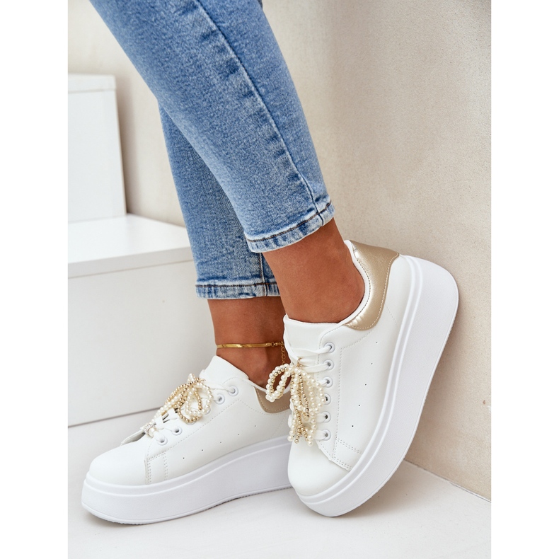 Zapatillas para mujeres en la plataforma con decoraciones blancas y doradas blanco 2