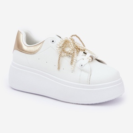 Zapatillas para mujeres en la plataforma con decoraciones blancas y doradas blanco 4