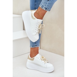 Zapatillas para mujeres en la plataforma con decoraciones blancas y doradas blanco 5
