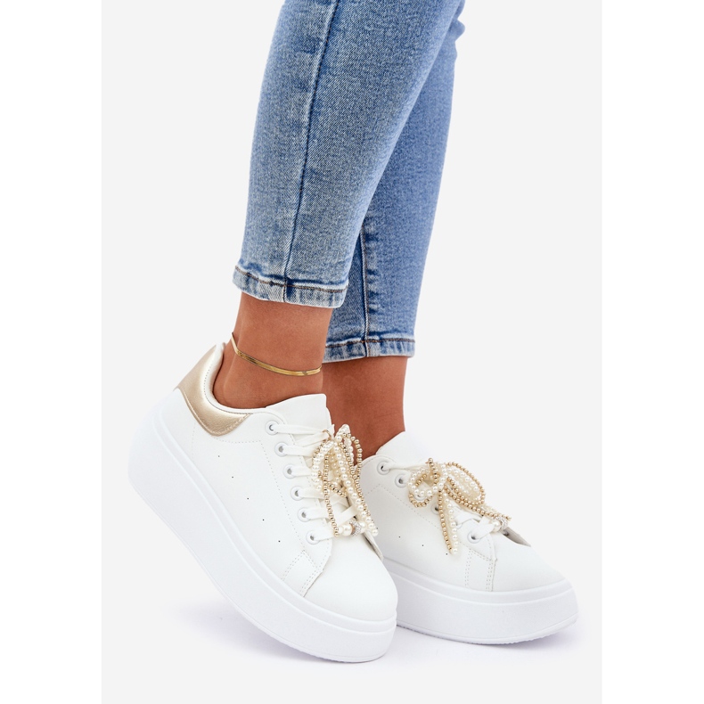 Zapatillas para mujeres en la plataforma con decoraciones blancas y doradas blanco 1