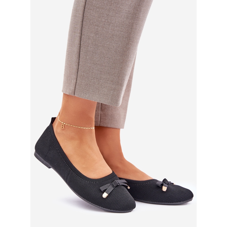 Bailarinas de malla con un arco negro 1