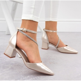 Sandalias de mujer con punta y circonitas color dorado Sabatina 5