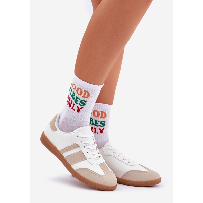 Zapatillas de deporte para mujeres bajas con beige de cuero ecológico y blanco 1