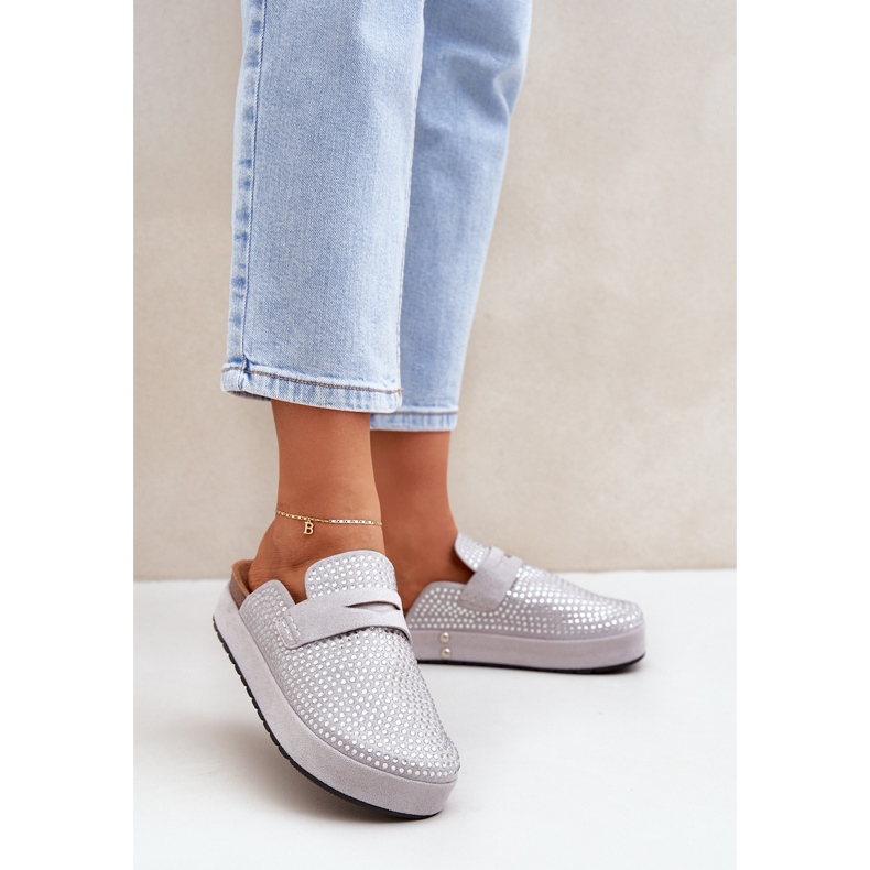 Chanclas para mujeres decoradas con circones en la plataforma gris 1