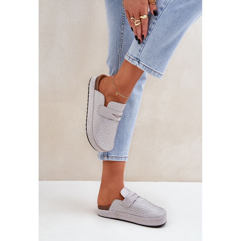 Chanclas para mujeres decoradas con circones en la plataforma gris 2
