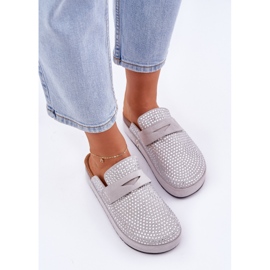 Chanclas para mujeres decoradas con circones en la plataforma gris 7