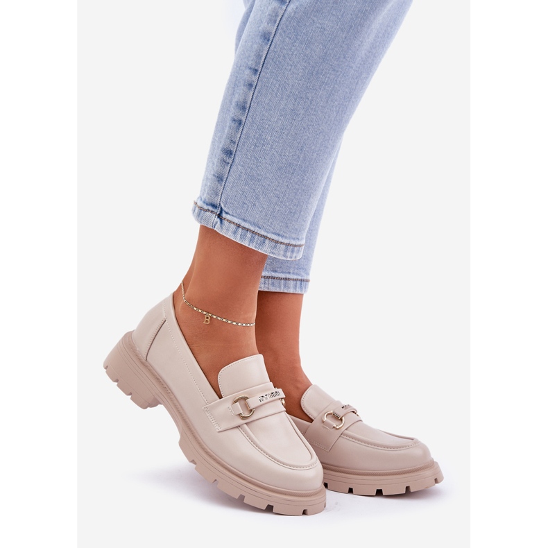 Mocasines de mujer clásicos con beige de cuero ecológico con adorno 1 Mocasines de mujer clásicos con beige de cuero ecológico con adorno 1