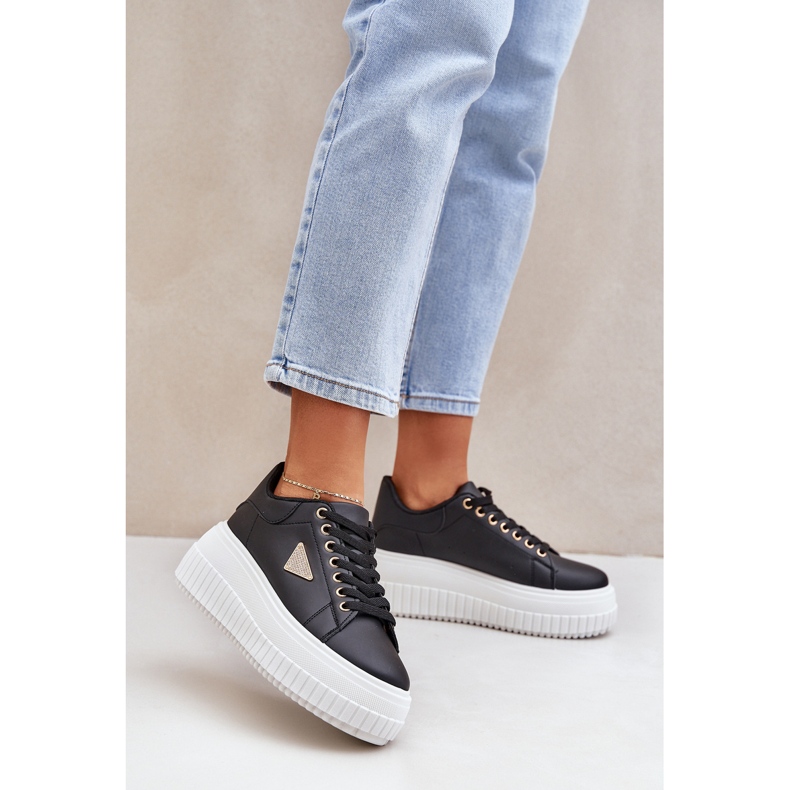 Zapatillas elegantes en una enorme plataforma en blanco y negro 2