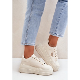 Zapatillas elegantes en una plataforma beige ligera masiva 3