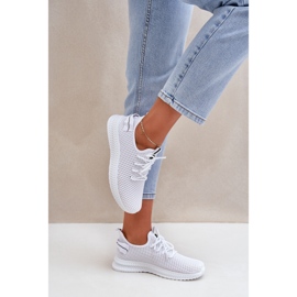 Mujeres con zapatos deportivos de malla mesh blancos 3