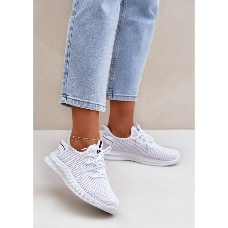 Mujeres con zapatos deportivos de malla mesh blancos 2