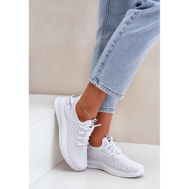 Mujeres con zapatos deportivos de malla mesh blancos 5