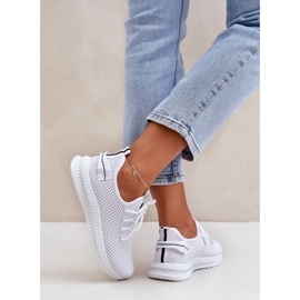 Mujeres con zapatos deportivos de malla mesh blancos 6