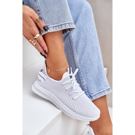 Mujeres con zapatos deportivos de malla mesh blancos 7