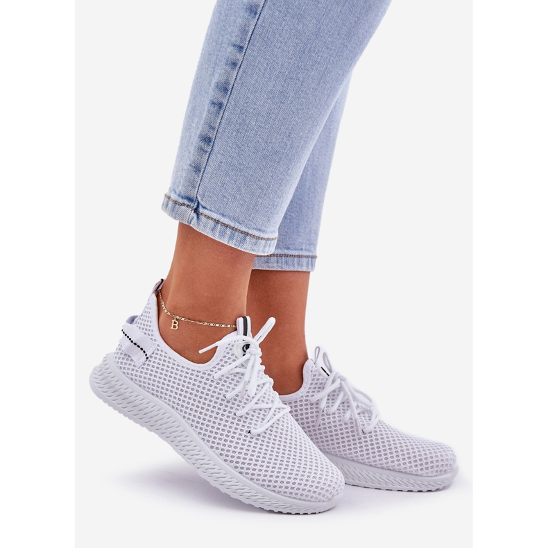 Mujeres con zapatos deportivos de malla mesh blancos 1