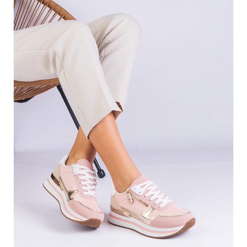 Zapatillas de deporte de deportes rosa en la plataforma con una inserción dorada rosado 1 Zapatillas de deporte de deportes rosa en la plataforma con una inserción dorada rosado 1