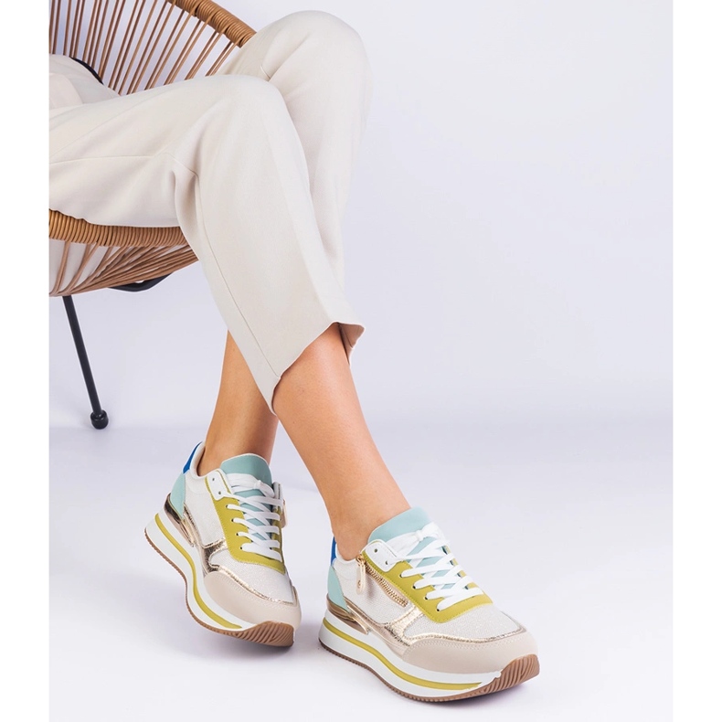 Zapatillas deportivas verdes en la plataforma con una inserción dorada 2