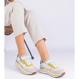 Zapatillas deportivas verdes en la plataforma con una inserción dorada 3