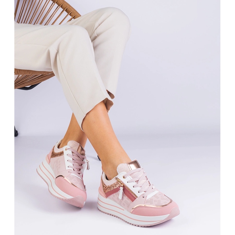 Zapatillas de deporte de deportes rosa en la plataforma decorada con brillo rosado 1