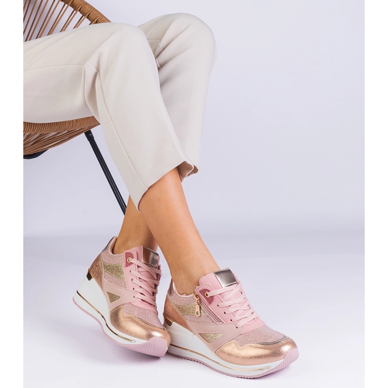 Zapatillas de deporte deportivo rosa en la plataforma decorada con brillo y un inserto metálico 1