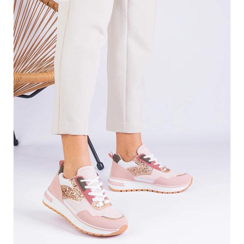 Zapatillas de zapatillas rosadas en la plataforma decorada con brillo 1