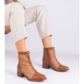 Botas de malla marrón en el poste 1