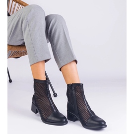 Botas de malla negra en la publicación beige 3