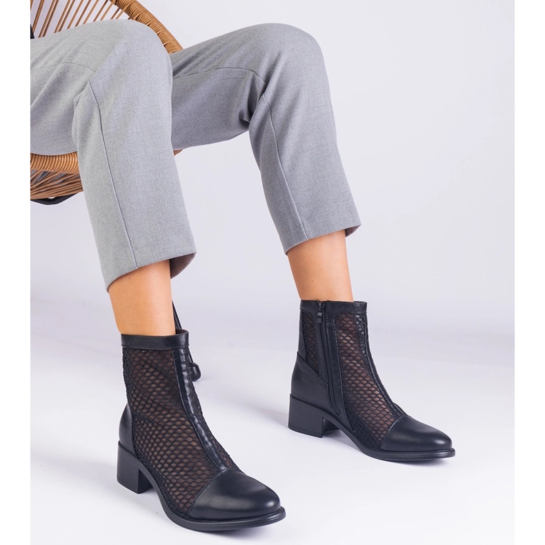 Botas de malla negra en la publicación beige 1 Botas de malla negra en la publicación beige 1