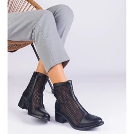 Botas de malla negra en la publicación beige 2