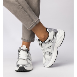 Zapatillas de zapatilla de plata en la plataforma 5