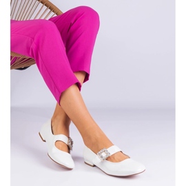 Bailarinas barnizadas blancas decoradas con una hebilla blanco 3