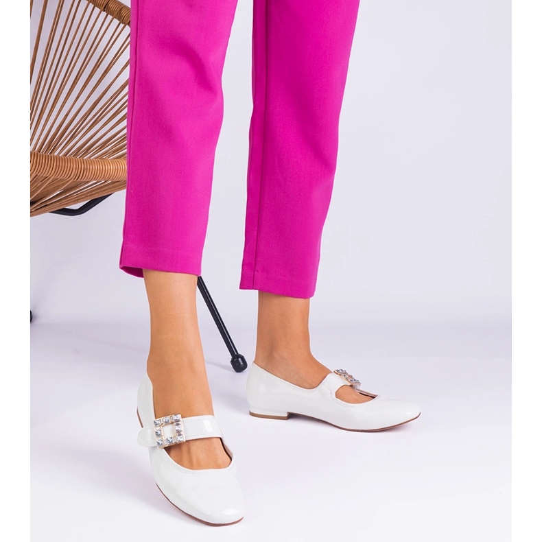 Bailarinas barnizadas blancas decoradas con una hebilla blanco 1