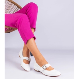 Bailarinas barnizadas blancas decoradas con una hebilla blanco 4