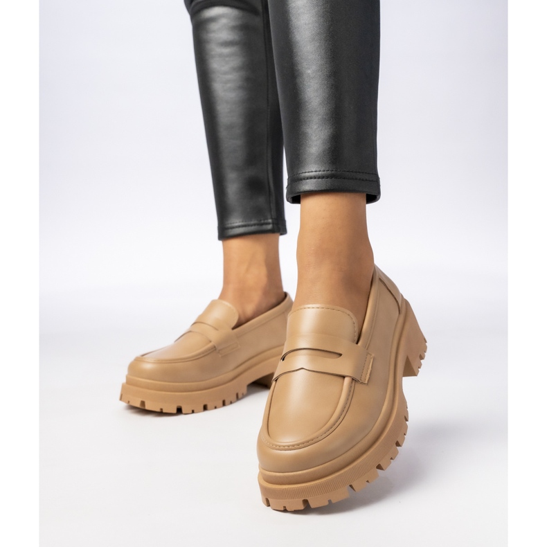 Mocasines de beige oscuro de las mujeres 1