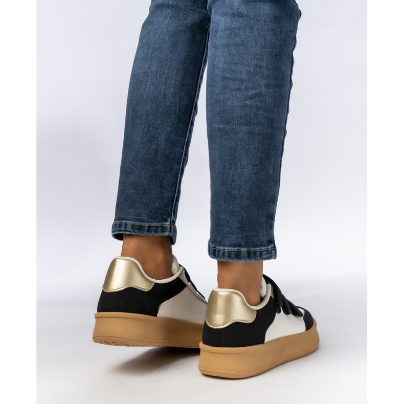 Zapatillas para mujeres con insertos metálicos en blanco y negro 1