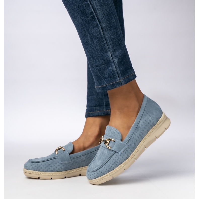 Mocasines de mujer perforados con una decoración azul 1