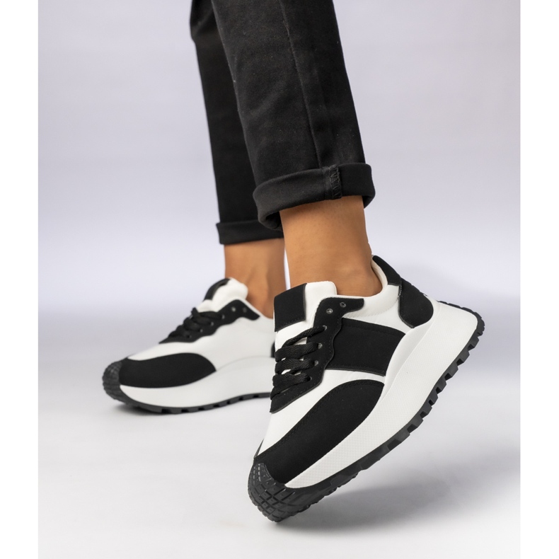 Zapatillas de deporte deportivo en blanco y negro 2 Zapatillas de deporte deportivo en blanco y negro 2