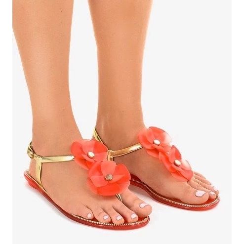 Zapatos de salón con punta en punta y tacón bajo en charol beige 1