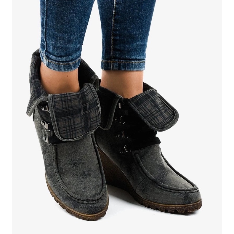 Sandalias mujer cómodas con cuña en piel y decoración elegante beige 1