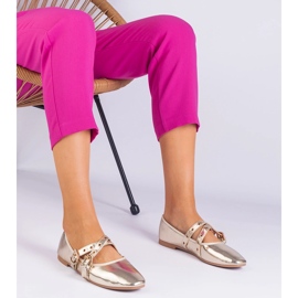 Ballerinas doradas hechas de eco -ulather decorado con hebillas dorado 1