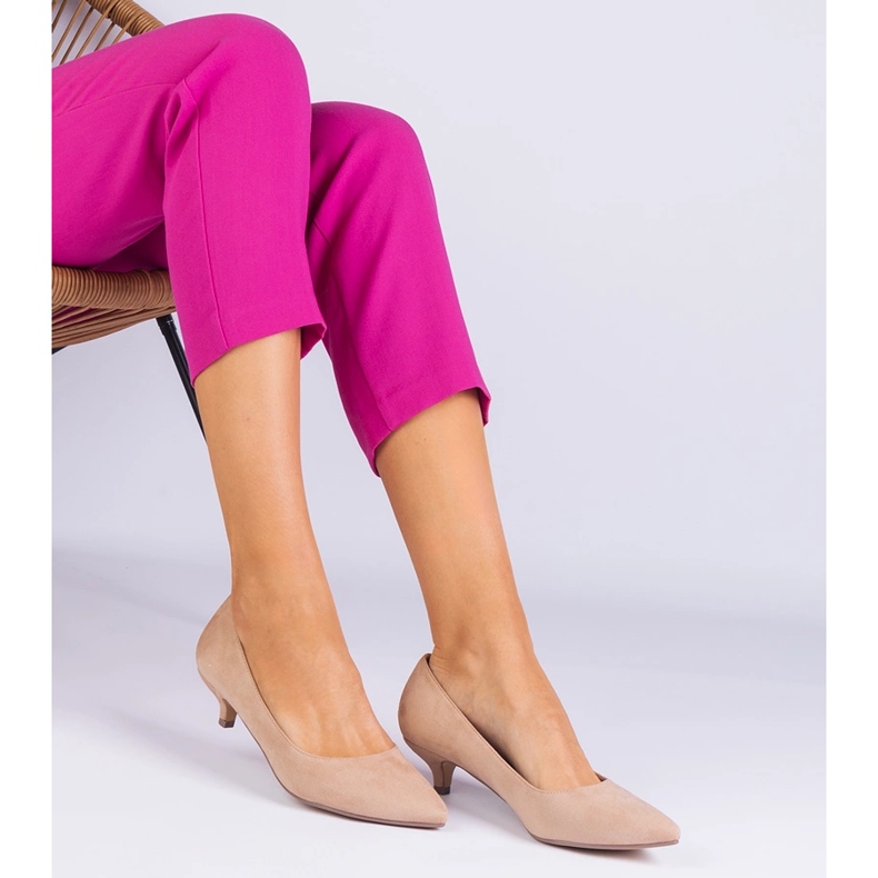 Bombas beige de ekozamsz en un pasador bajo 1